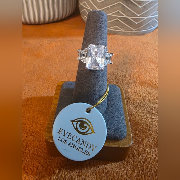 KOHLS Silver Ring with Clear Gemstones - Picture 6 of 10